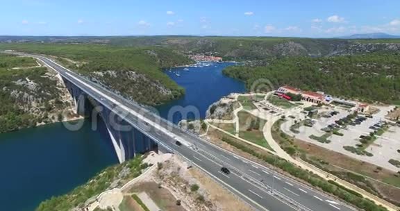 克罗地亚Krka桥公路鸟瞰图视频的预览图