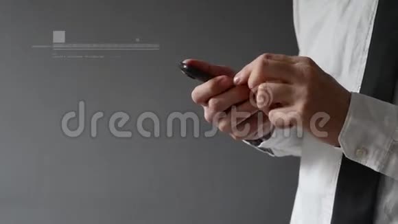 使用智能手机的商人双手滚动和点击屏幕视频的预览图