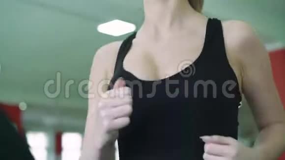 健身房跑步机上漂亮的金发女郎4k视频的预览图