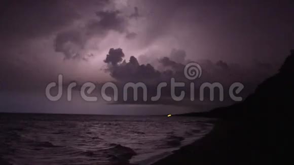 海滩沿岸夜间的闪电风暴视频的预览图