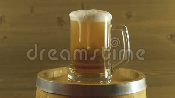 啤酒节啤酒桶和木桌上的玻璃视频的预览图