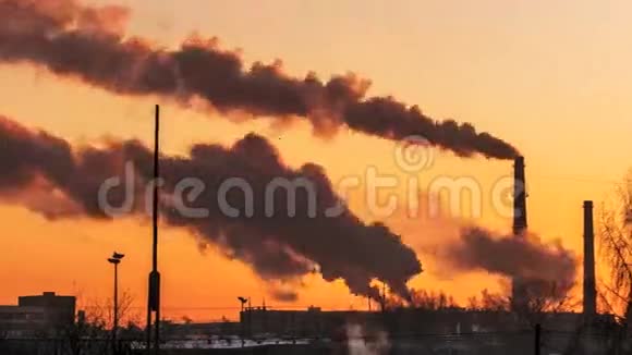 工业烟囱冒出浓烟视频的预览图
