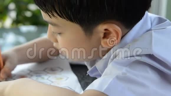 亚洲微笑的孩子学习和做作业视频的预览图