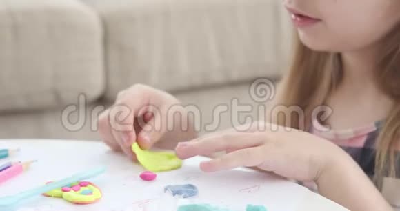 可爱的女孩用塑料做形状视频的预览图