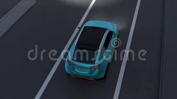 蓝色越野车在十字路口避免了小型货车的事故视频的预览图