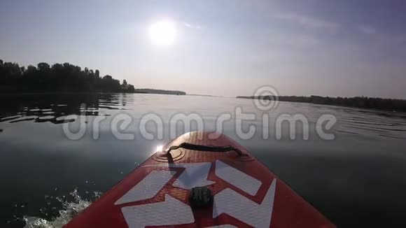 在冲浪板上划船太阳背景上的SUP板日出视频的预览图