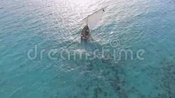 渔民乘帆船出海捕鱼的鸟瞰图桑给巴尔视频的预览图