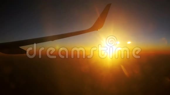 在日落背景下飞行的客机视频的预览图