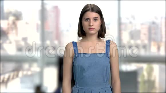 年轻绝望的女人的肖像视频的预览图