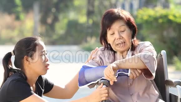 年轻的亚洲女人正在照顾年长的女人视频的预览图