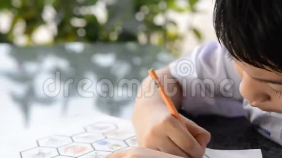 亚洲微笑的孩子学习和做作业视频的预览图