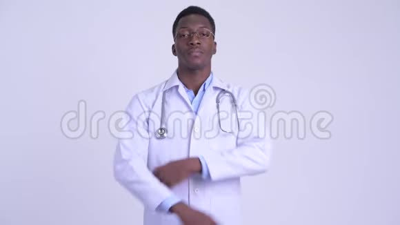 年轻快乐的非洲男医生双臂交叉微笑视频的预览图