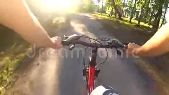在阳光明媚的夏天自行车骑在土路上视频的预览图