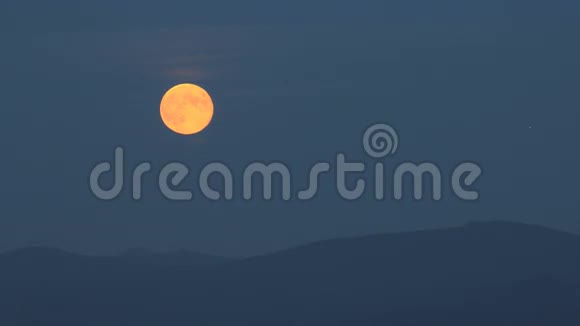 月亮升起在蓝小时的山脉视频的预览图