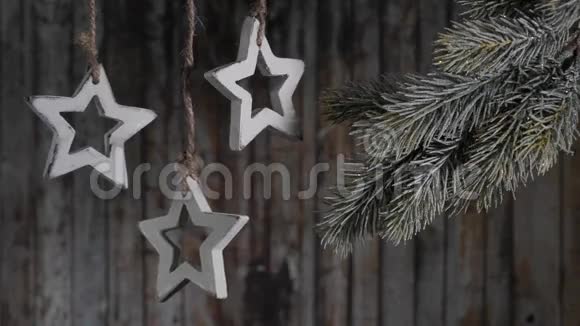 木制星星的圣诞花环视频的预览图