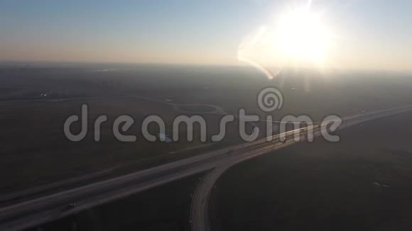 高速公路上的无人机景视频的预览图