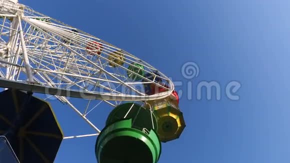 游乐园里的大型旋转木马一个大轮子慢慢转动视频的预览图