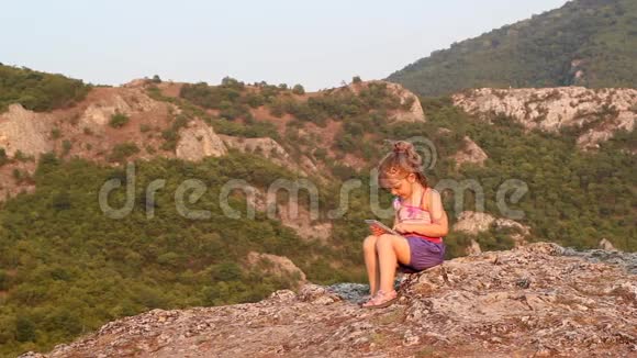 坐在山顶上的小女孩视频的预览图