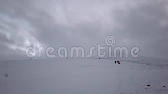 人们在雪地里行走视频的预览图