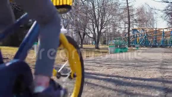 小女孩骑自行车视频的预览图