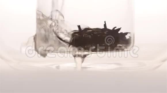 黑叶茶的叶子是用玻璃茶壶冲泡的视频的预览图