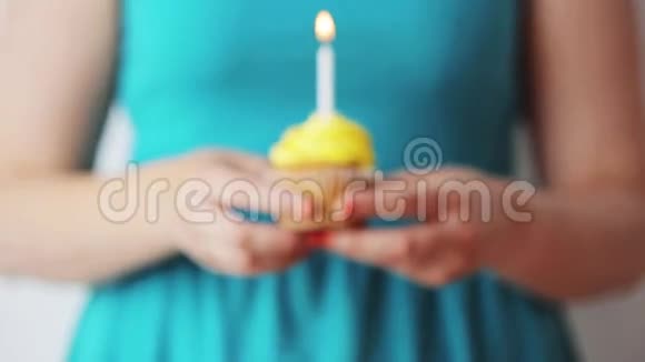 在生日蛋糕上点燃蜡烛的女人视频的预览图