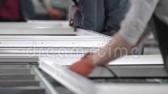 手工工人组装PVC门窗视频的预览图
