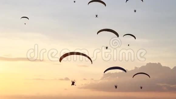 橙色日落天空的滑翔伞一组视频的预览图