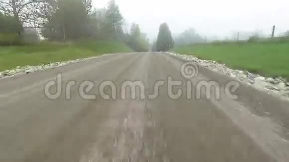 从一个角度沿着一条路穿过雾视频的预览图