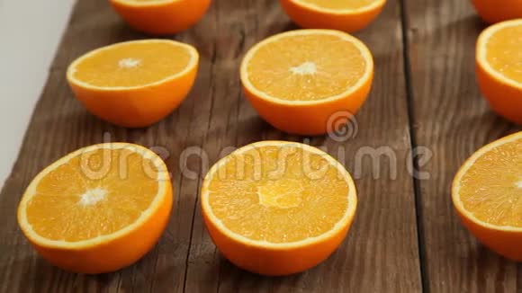木制背景上的橙色水果视频的预览图