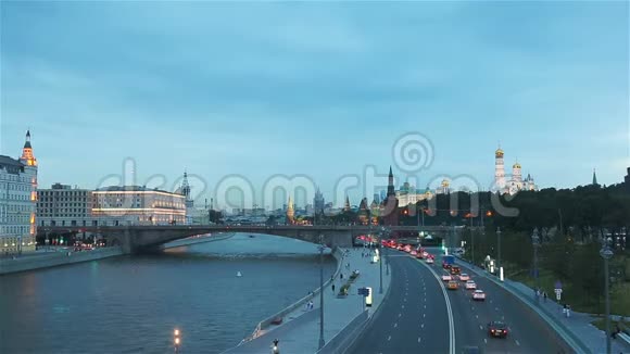 日落时分从Zaryadye公园俯瞰莫斯科地标全景视频的预览图