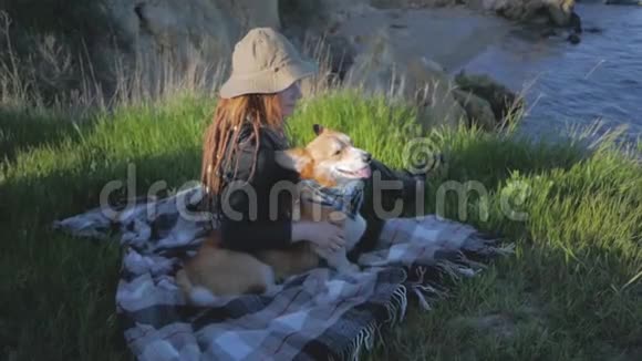 年轻的女人带着狗散步视频的预览图