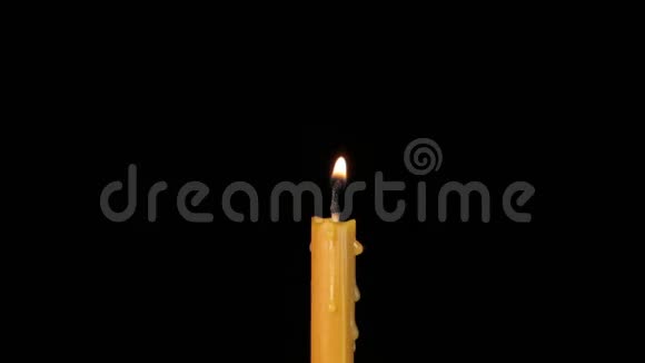 薄蜡烛在黑色背景上燃烧特写镜头视频的预览图
