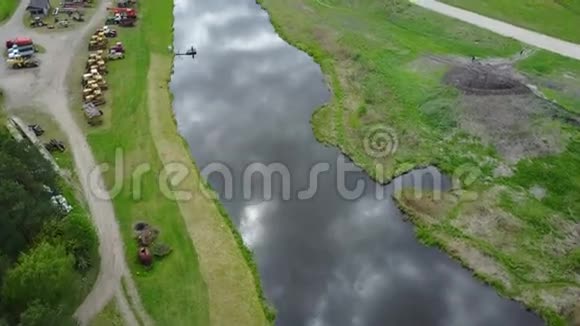 湖岸拖拉机推土机技术空中观景无人机顶景视频的预览图