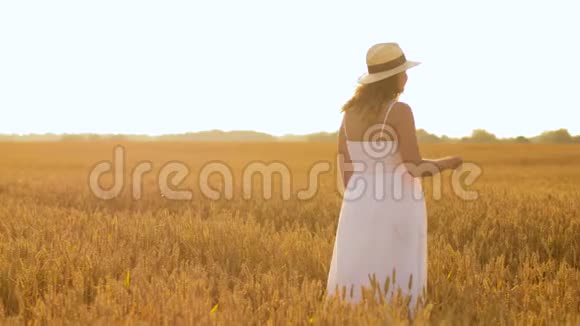 夏天谷田草帽的女人视频的预览图