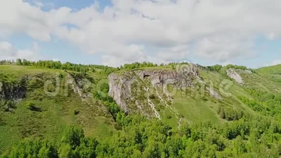 美丽而美丽的山崖从空中未经修饰的自然美视频的预览图