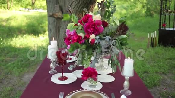 阳光明媚的一天在大自然中装饰婚礼桌视频的预览图