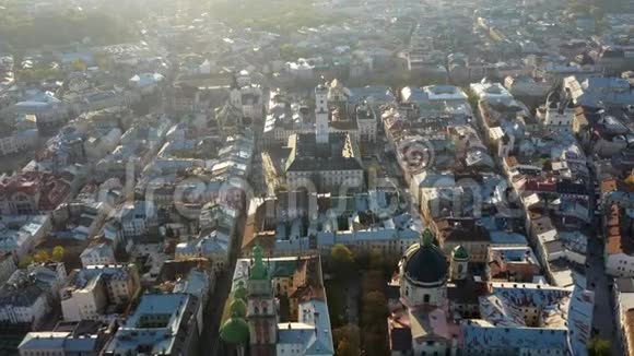 利沃夫老城中心的空中无人机视频屋顶和街道市政厅拉图沙视频的预览图