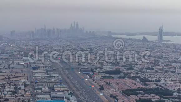 阿拉伯联合酋长国迪拜谢赫扎耶德路和交叉口日夜交通鸟瞰图视频的预览图