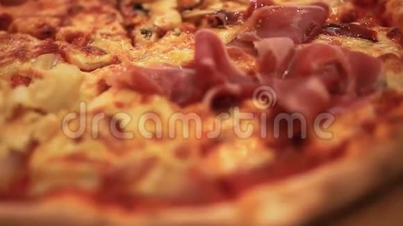 带有奶酪火腿和墨西哥胡椒的披萨关闭视频的预览图