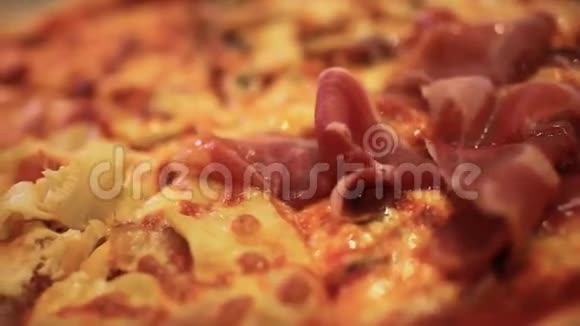 带有奶酪火腿和墨西哥胡椒的披萨关闭视频的预览图