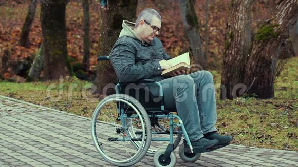 坐轮椅带书的残疾人视频的预览图