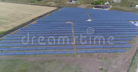 一座太阳能发电厂的全景图一排太阳能电池板太阳能电池板太阳能发电厂的空中景观视频的预览图