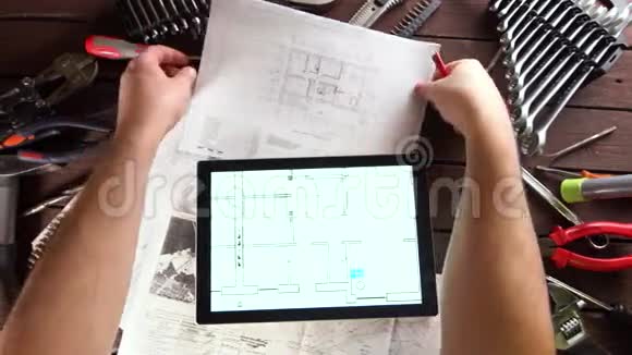 机械工程师在桌上放平板电脑视频的预览图