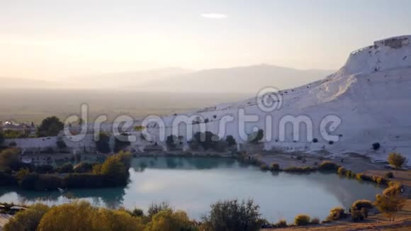 日落时分土耳其帕穆卡莱棉花城堡视频的预览图