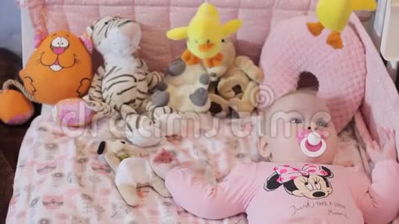 婴儿床上的快乐宝宝视频的预览图