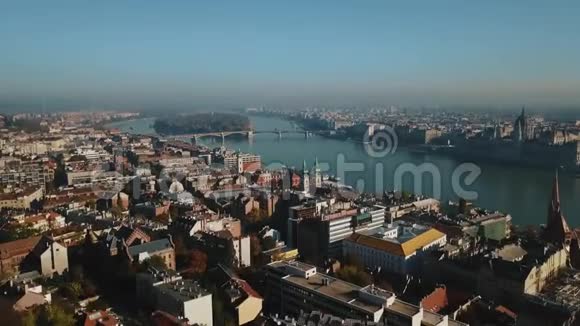 在美丽的布达佩斯匈牙利首都和多瑙河上的壮丽鸟瞰景色视频的预览图