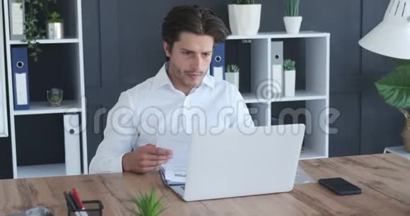 商人使用笔记本电脑和写笔记视频的预览图