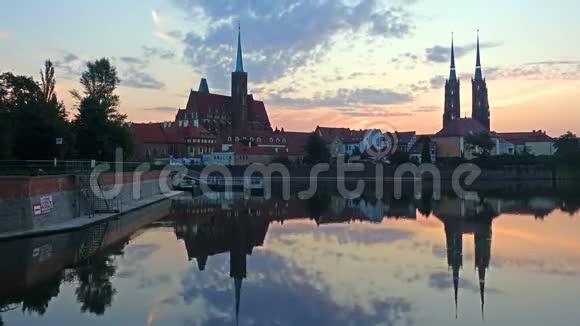 图姆斯基岛和施洗者圣约翰大教堂的Wroclaw景观波兰视频的预览图