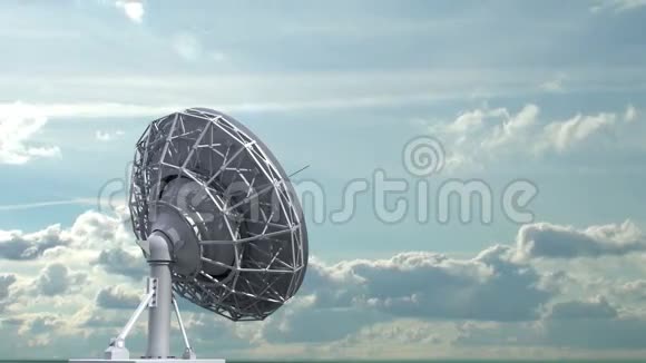 在天空背景上旋转射电望远镜视频的预览图